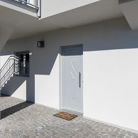 Apartment Alojamento Louloutte 1 *